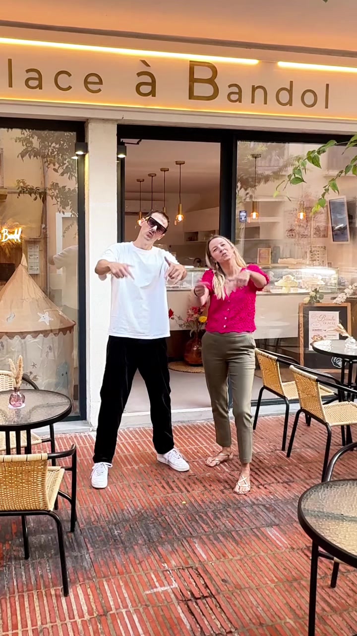 Devanture d’Une Glace à Bandol et les deux protagonistes du clip